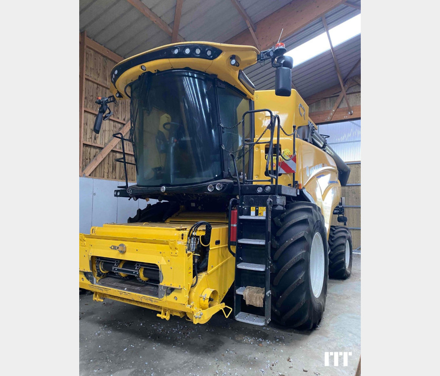 New Holland CR 8.90