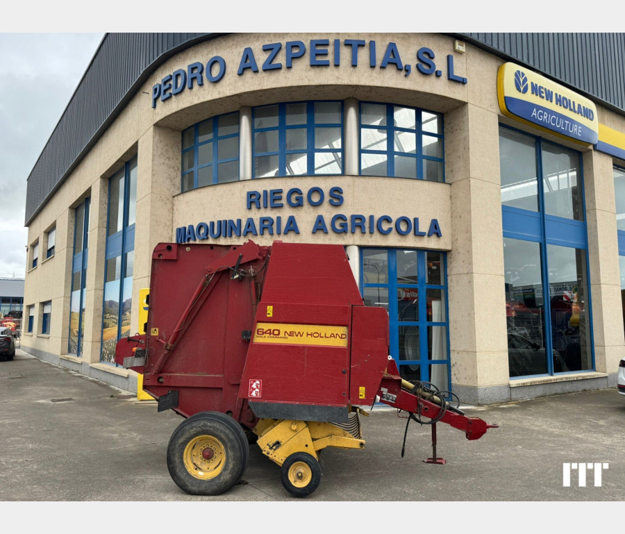 New Holland 640 Bale Command