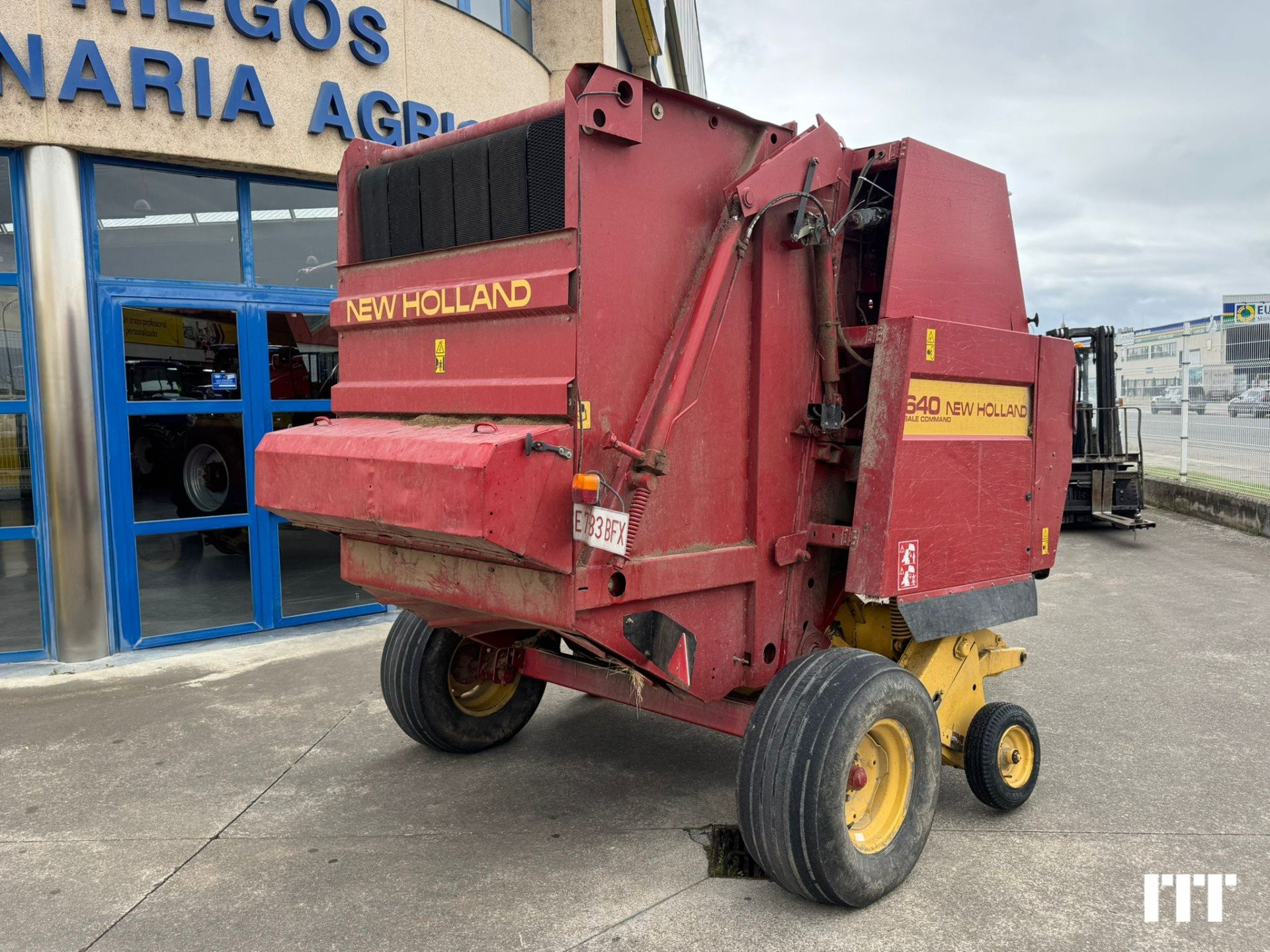 New Holland 640 Bale Command