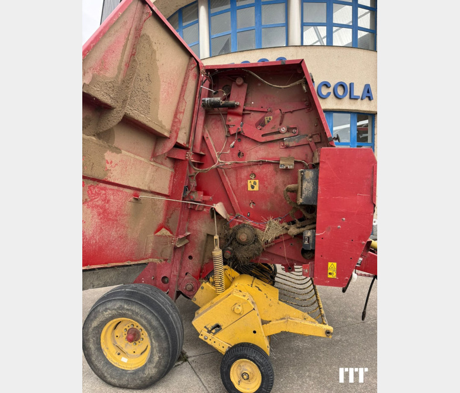 New Holland 640 Bale Command