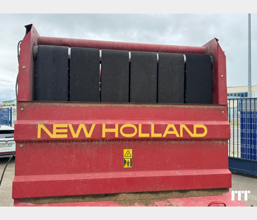 New Holland 640 Bale Command