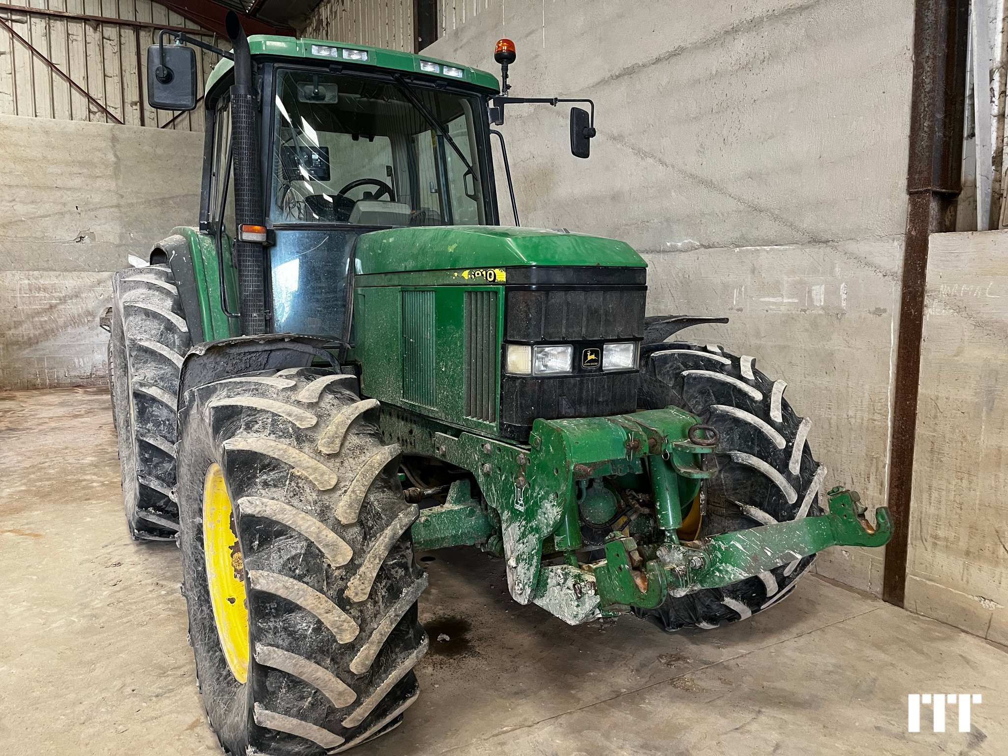 John Deere 6910