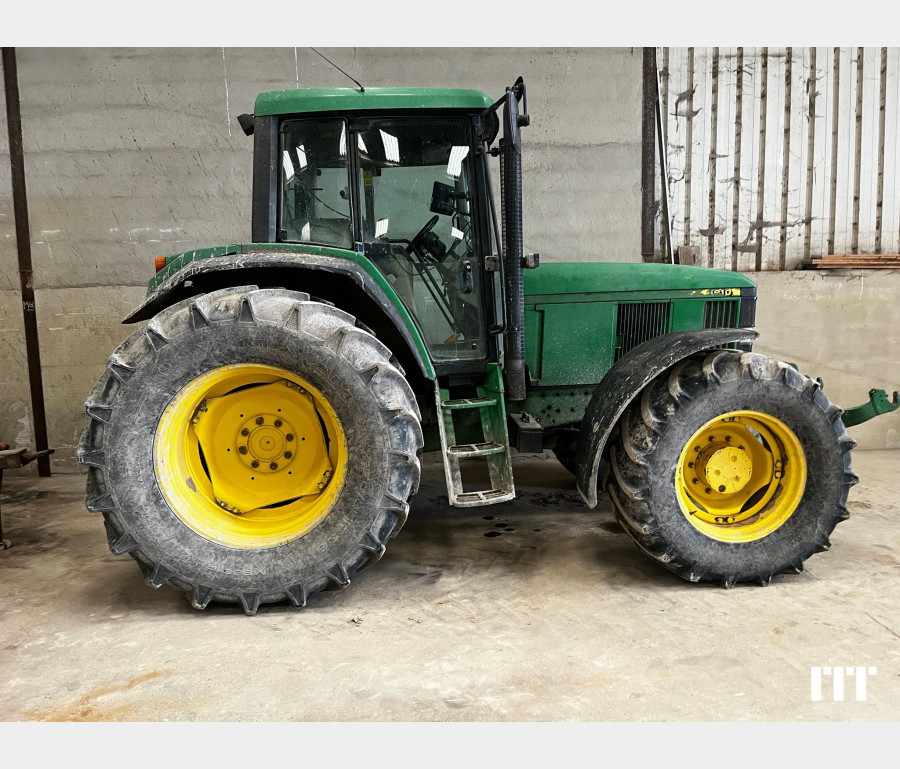 John Deere 6910