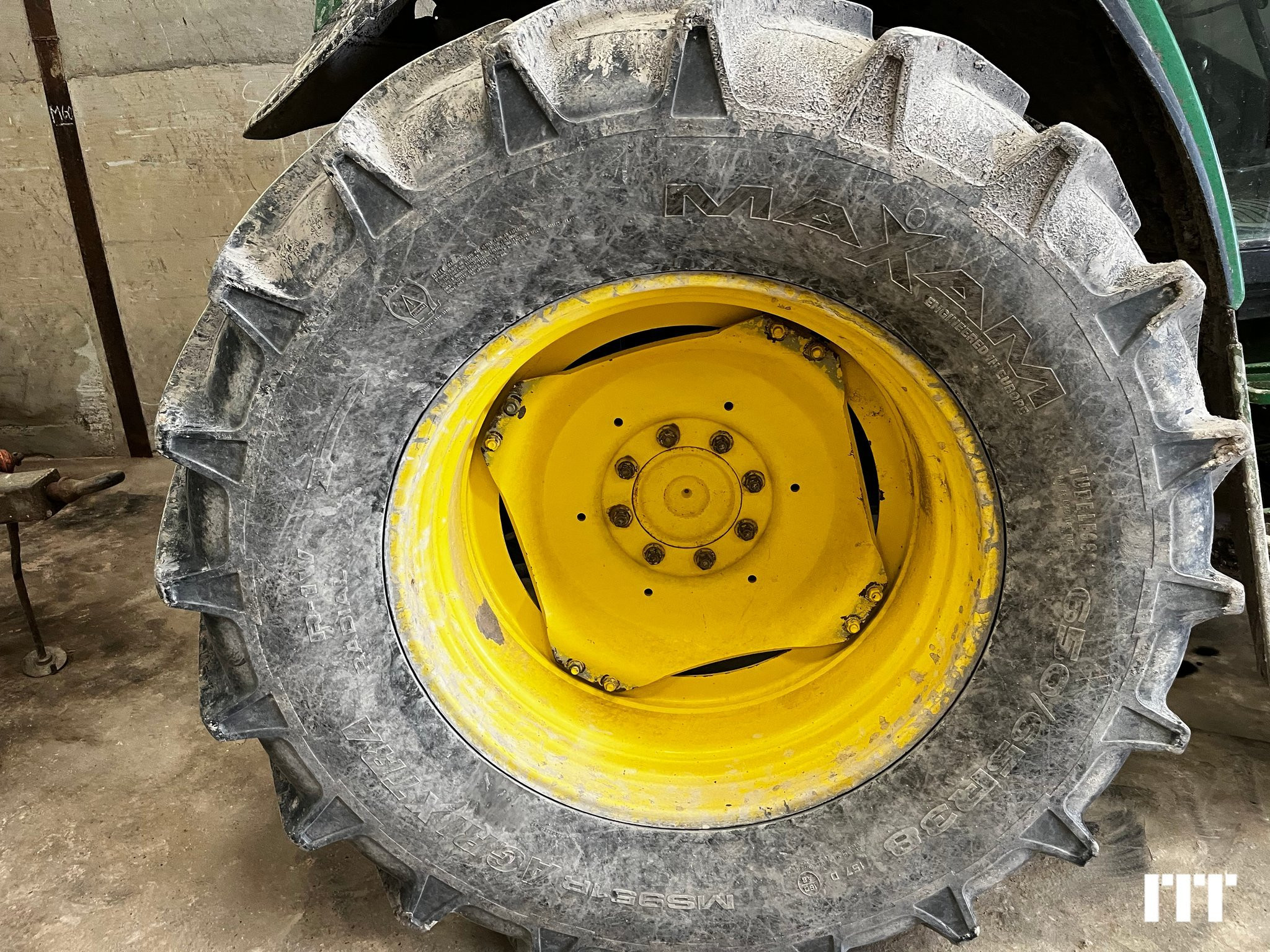 John Deere 6910