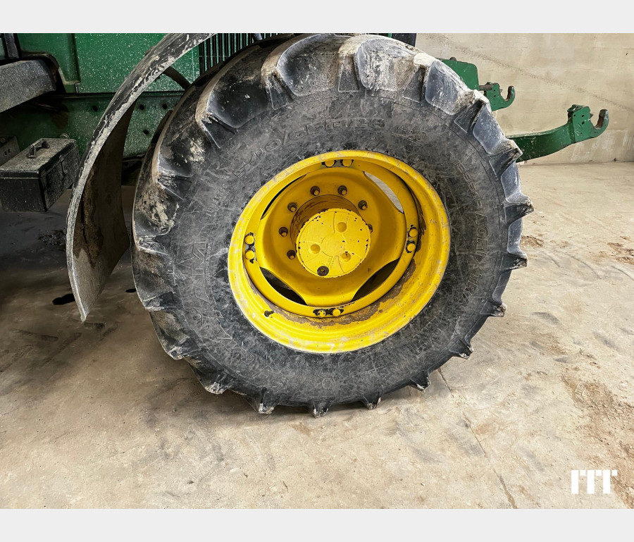John Deere 6910