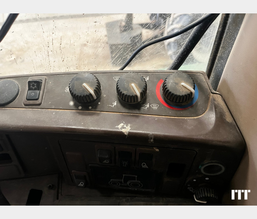 John Deere 6910