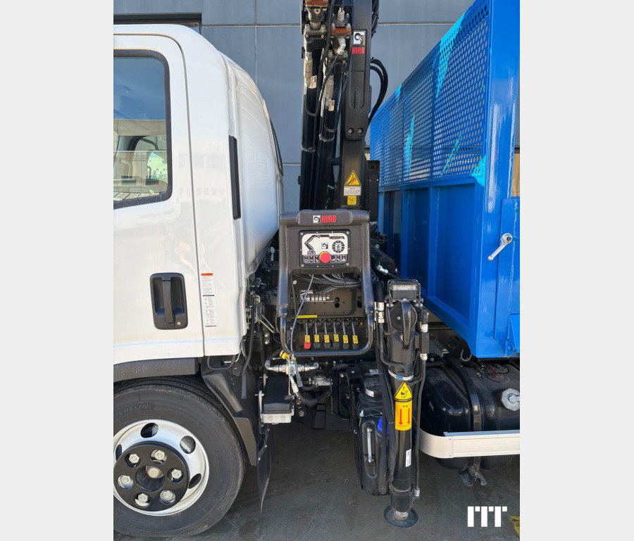 ISUZU P75