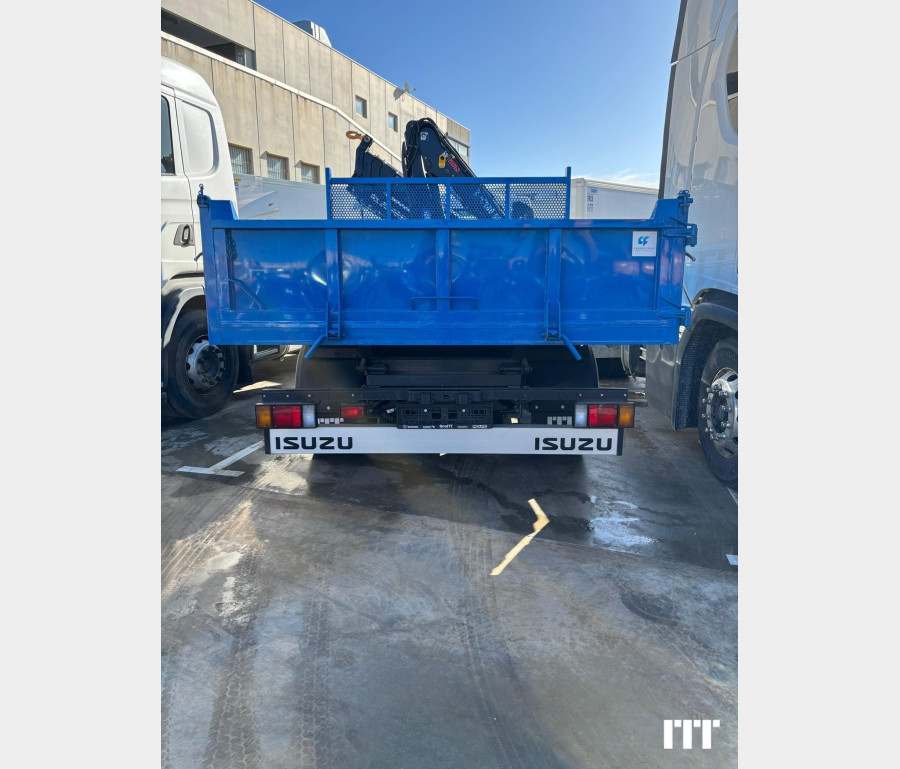 ISUZU P75