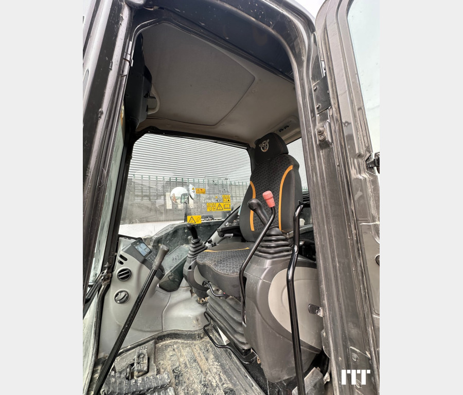 Case CX 90D